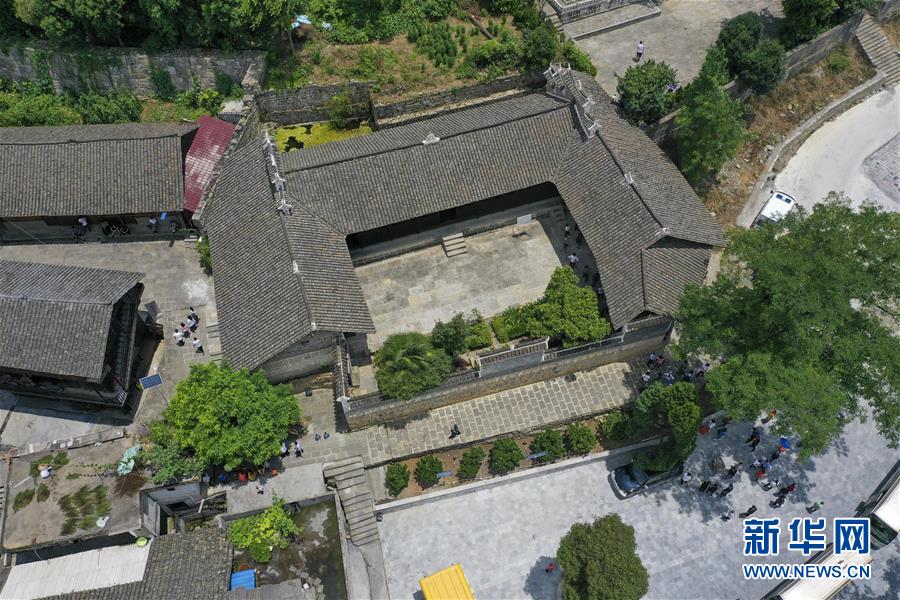 （壯麗70年&middot;奮斗新時代&mdash;&mdash;記者再走長征路&middot;圖文互動）（2）手捧棉被憶紅軍：走了那么多年，我們都念他們的好