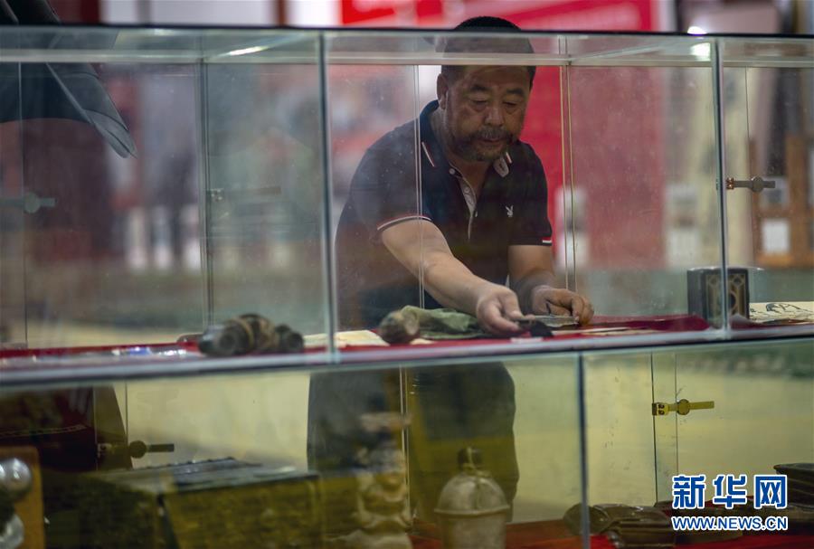 (壯麗70年·奮斗新時代——記者再走長征路·圖文互動)(1)赤子心紅色情——潘庭宏的紅色收藏之路