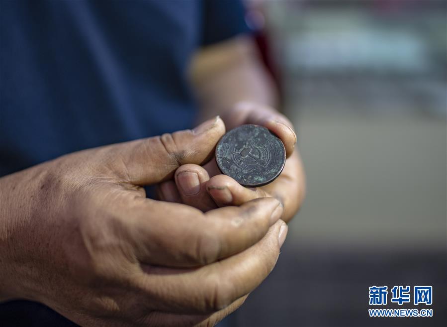 (壯麗70年·奮斗新時代——記者再走長征路·圖文互動)(4)赤子心紅色情——潘庭宏的紅色收藏之路