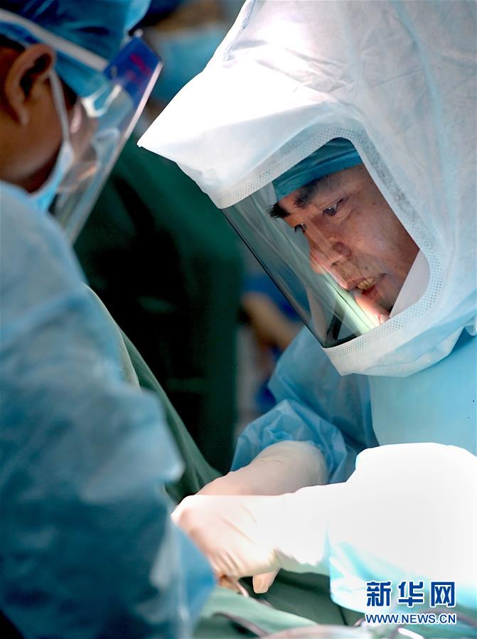 (中國網事·感動2019·圖文互動)(3)為艾滋病患者主刀的醫生馮秀嶺:每個生命都值得尊重