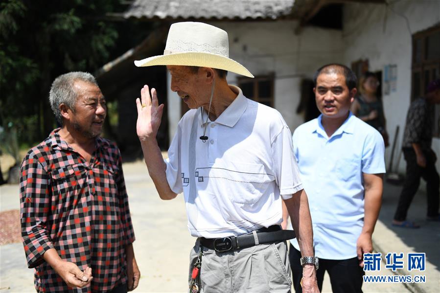 （圖文互動）（1）烏蒙山區扶貧第一書記背后的&ldquo;老監工&rdquo;