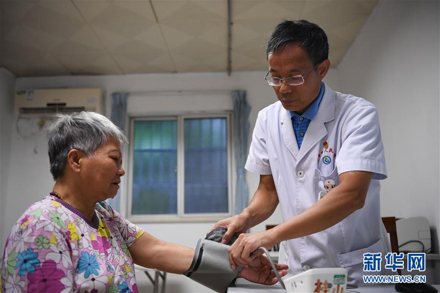 (新華全媒頭條·圖文互動)(3)伶仃洋邊“守門”人——記堅守海島32年的黨員醫生王桂湘