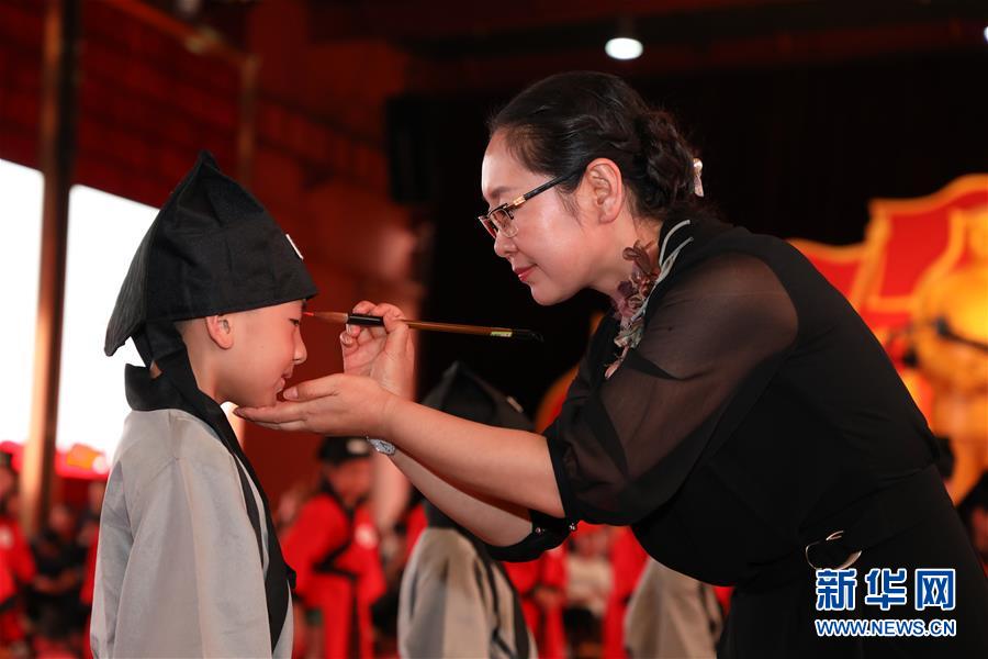 （愛國情 奮斗者&middot;圖文互動(dòng)）（1）張榮華：立足實(shí)業(yè)闖新路