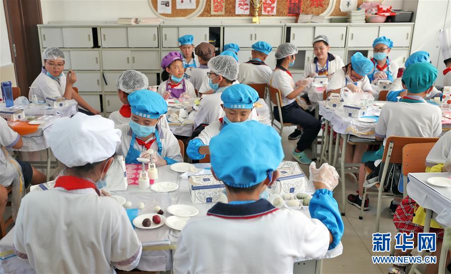 （在習近平新時代中國特色社會主義思想指引下&mdash;&mdash;新時代新作為新篇章&middot;總書記關心的百姓身邊事&middot;圖文互動）（2）&ldquo;媽媽第一次吃到我做的菜時高興得哭了&rdquo;&mdash;&mdash;中國孩子在勞動教育中健康成長