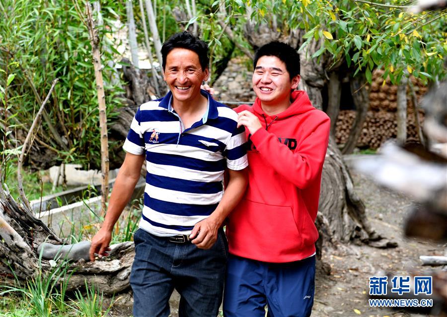 （在習近平新時代中國特色社會主義思想指引下&mdash;&mdash;新時代新作為新篇章&middot;總書記關(guān)心的百姓身邊事&middot;圖文互動)（3）&ldquo;我走進大山，是為了讓你走出大山&rdquo;&mdash;&mdash;大學生支教故事