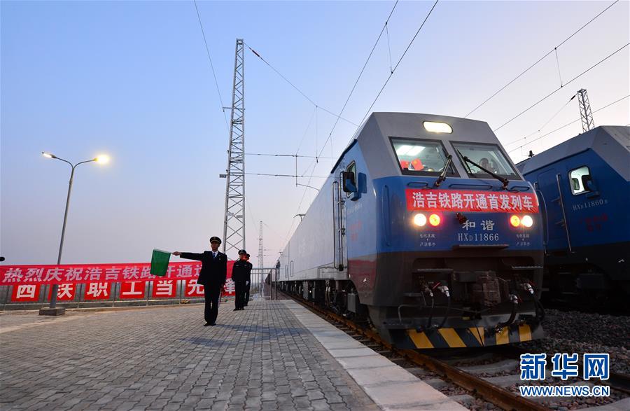 （經(jīng)濟(jì)）（1）縱貫?zāi)媳钡哪茉催\(yùn)輸大通道浩吉鐵路開通運(yùn)營(yíng)