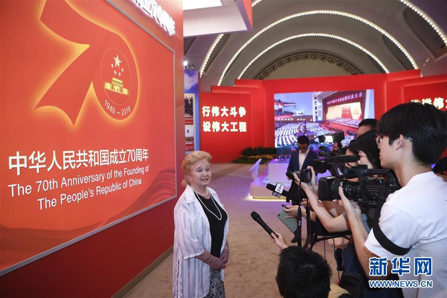 (圖文互動(dòng))(2)讓友誼輝映未來(lái)——記“友誼勛章”獲得者及代表參觀慶祝中華人民共和國(guó)成立70周年大型成就展