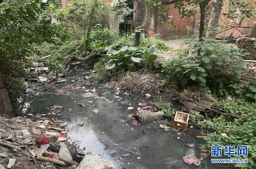 （圖文互動(dòng)）（1）河長(zhǎng)職責(zé)寫得明明白白，條條舉措無(wú)一落實(shí)&mdash;&mdash;國(guó)務(wù)院檢查組暗訪核查佛山一農(nóng)村河涌黑臭十余年無(wú)人管理