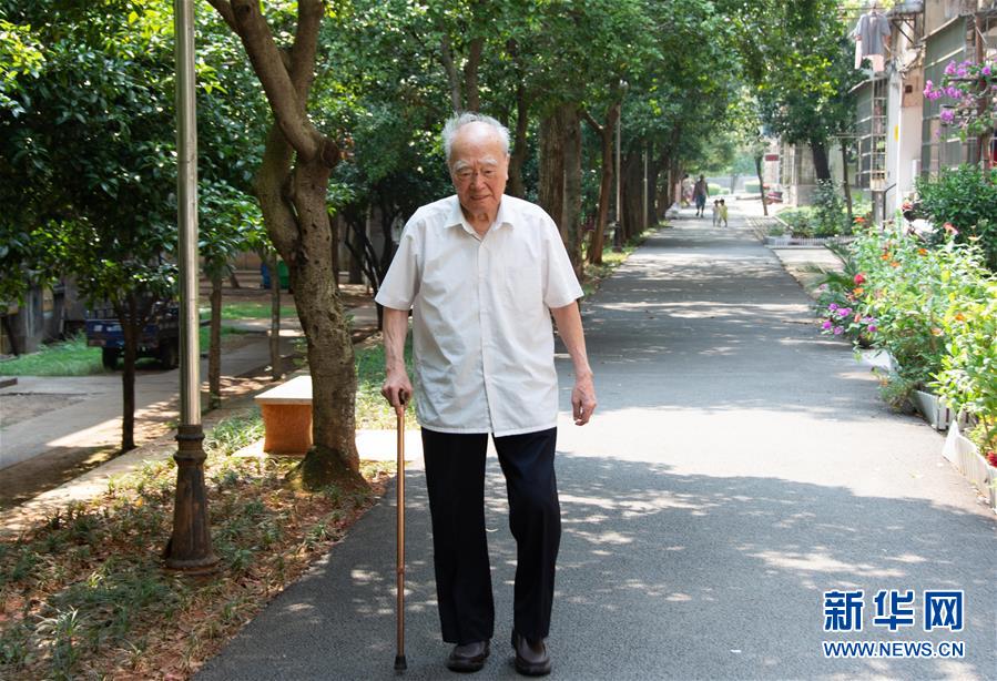 (新華全媒頭條·圖文互動)(9)滄海橫流 信仰彌堅——記共產黨員、湘潭大學九旬教授滄南