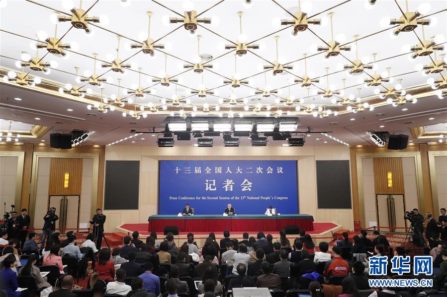 （兩會）（1）國務(wù)院扶貧辦主任劉永富就&ldquo;攻堅(jiān)克難&mdash;&mdash;堅(jiān)決打贏脫貧攻堅(jiān)戰(zhàn)&rdquo;答記者問