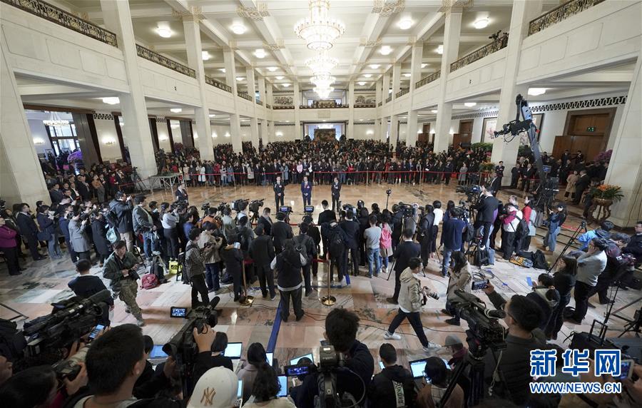 （兩會&middot;面對面&middot;XHDW）（12）全國政協委員接受采訪