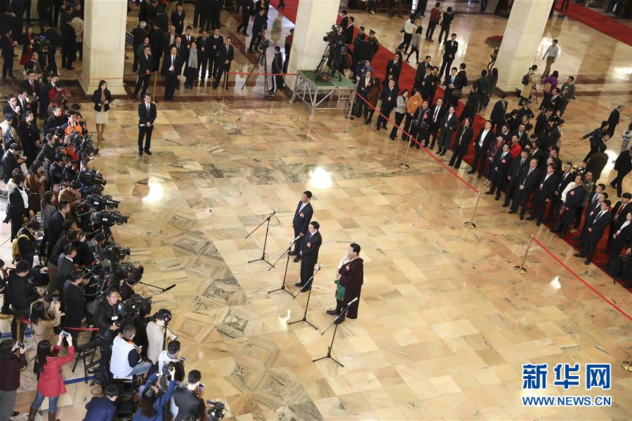 （兩會&middot;面對面&middot;XHDW）（16）全國人大代表接受采訪