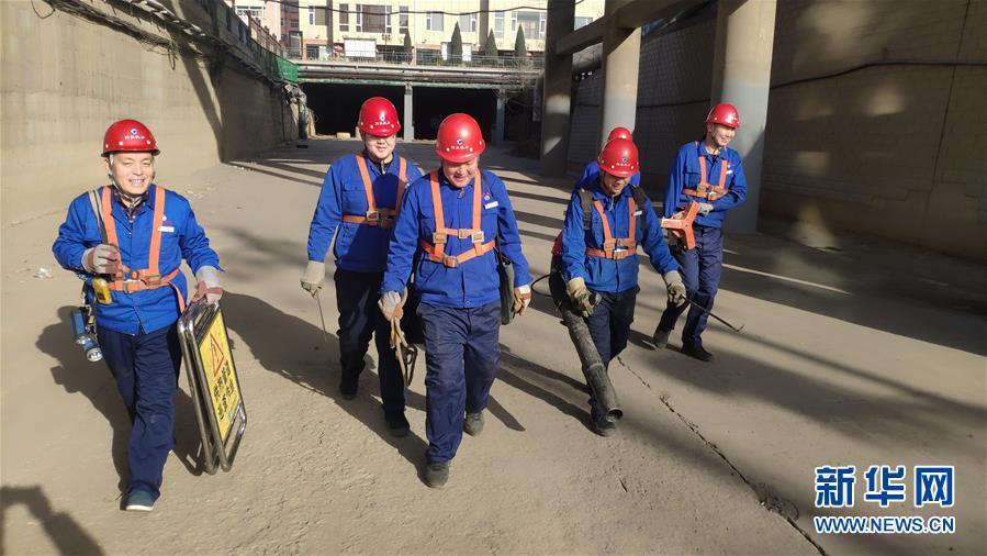 （嚴寒下的勞動者&middot;圖文互動）（2）巡線工人&ldquo;冰與火&rdquo;的考驗