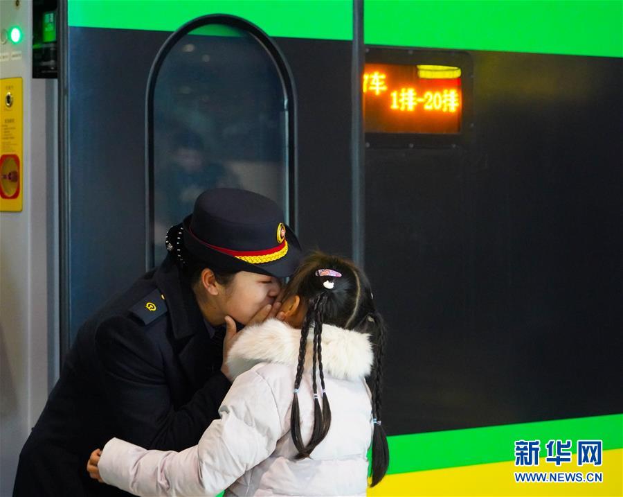 (新春走基層·圖文互動)(3)站臺上的“兩塊表”