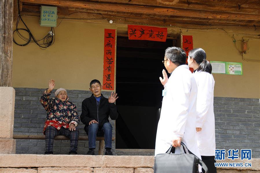 （新華全媒頭條&middot;圖文互動）（1）為基層松綁減負　促干部擔(dān)當(dāng)作為&mdash;&mdash;以習(xí)近平同志為核心的黨中央推進&ldquo;基層減負年&rdquo;工作綜述