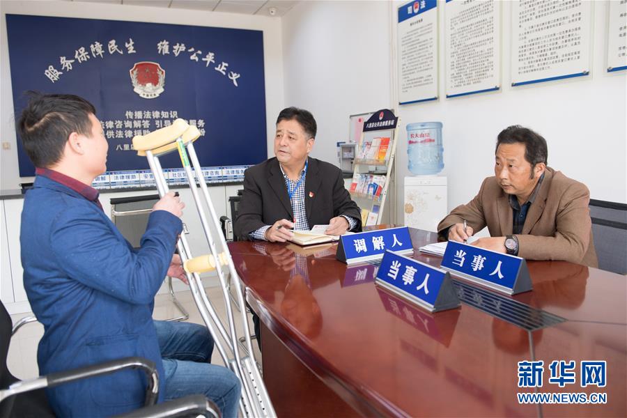 （新華全媒頭條&middot;圖文互動）（9）為基層松綁減負　促干部擔(dān)當(dāng)作為&mdash;&mdash;以習(xí)近平同志為核心的黨中央推進&ldquo;基層減負年&rdquo;工作綜述