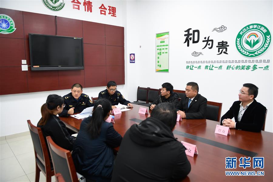 （新華全媒頭條&middot;圖文互動）（10）為基層松綁減負　促干部擔(dān)當(dāng)作為&mdash;&mdash;以習(xí)近平同志為核心的黨中央推進&ldquo;基層減負年&rdquo;工作綜述