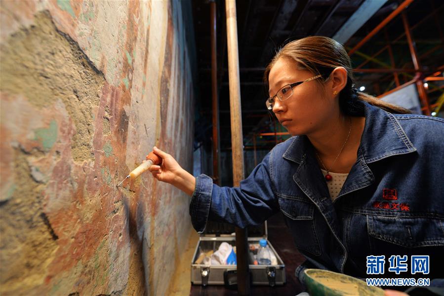 （時代先鋒&middot;圖文互動）（8）此生不悔入沙海 勇擔重任始見金&mdash;&mdash;敦煌研究院文物保護利用群體群像