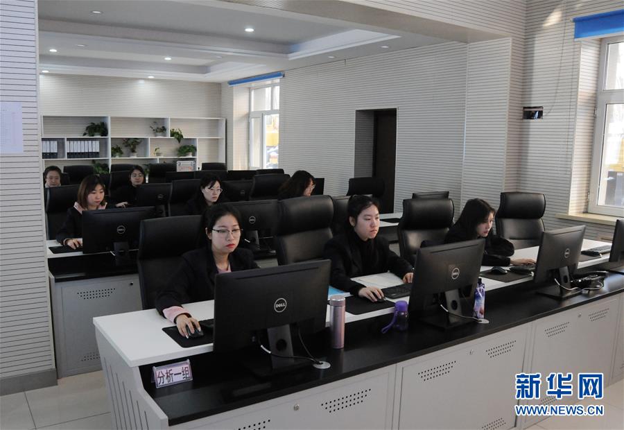 (新春走基層·圖文互動)高鐵供電“千里眼” 竟然是支“娘子軍”