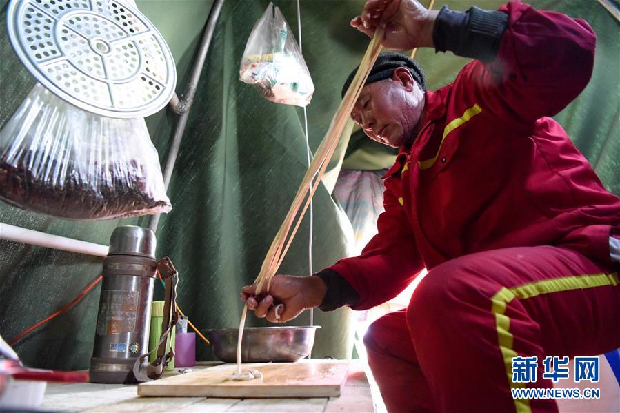 (新春走基層·圖文互動)(7)大漠中,一頂帳篷守歲五年