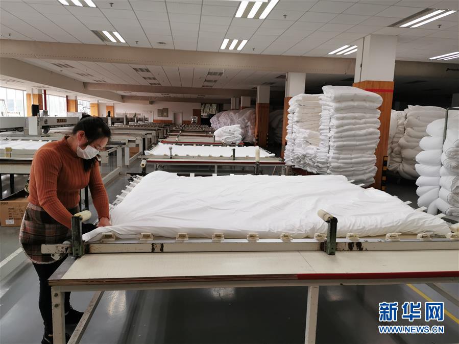 (來自經濟前沿的故事·企業復工復產·圖文互動)(1)“開門紅包”變“消毒迎門”——長沙高新區一家企業復工的“拼勁”