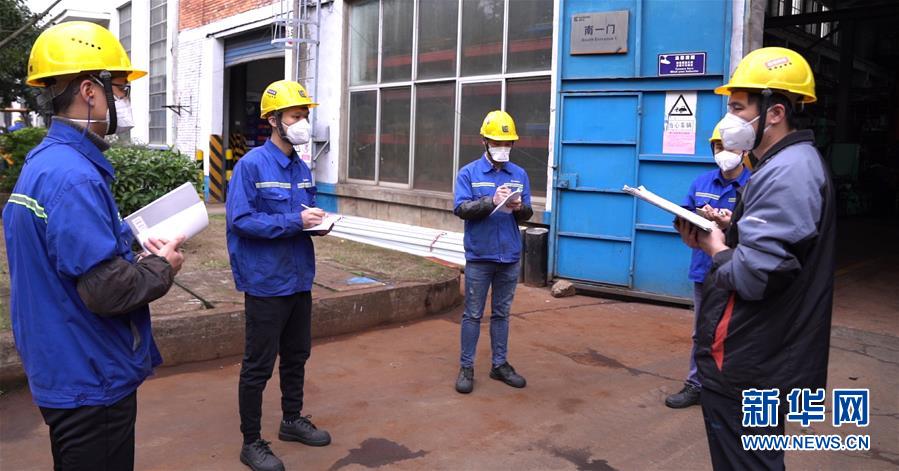 （來自經濟前沿的故事&middot;企業復工復產&middot;圖文互動）（3）戴口罩、測體溫進公司&mdash;&mdash;廣西柳工復工見聞