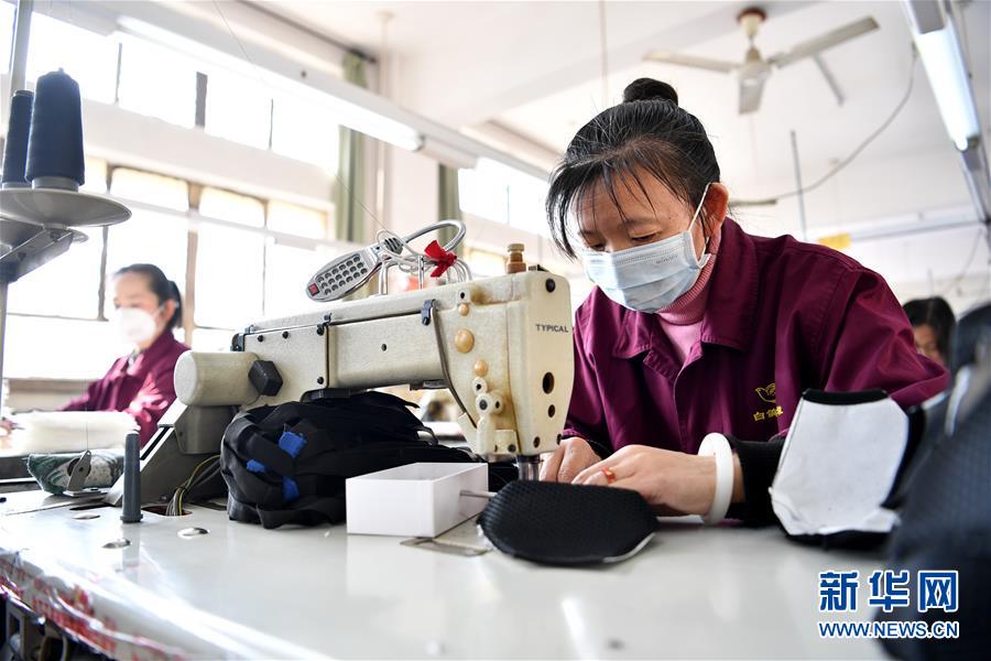 (圖文互動)(4)為防控疫情添磚加瓦——山西企業“跨界”生產防疫物資見聞