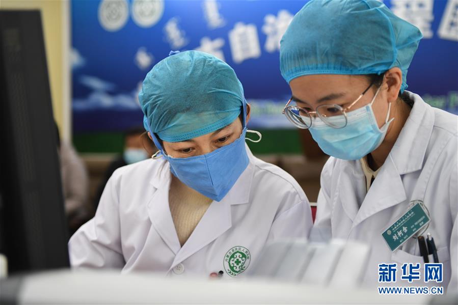 （聚焦疫情防控&middot;圖文互動）（6）特寫：遠(yuǎn)程醫(yī)療中心里的生命接力
