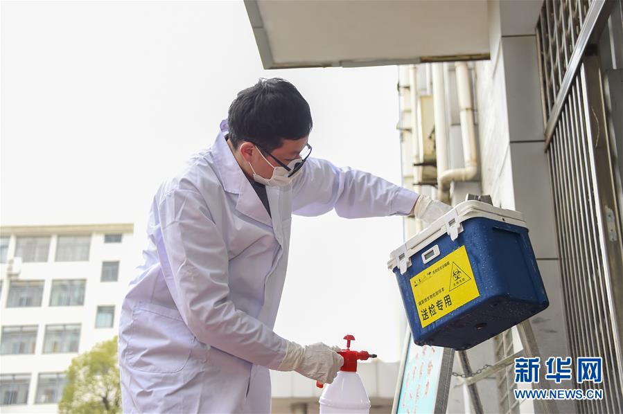 (新華全媒頭條·圖文互動)(12)滄海橫流顯本色 戰(zhàn)“疫”一線黨旗紅——全國各領(lǐng)域基層黨組織和廣大黨員奮力打好疫情防控阻擊戰(zhàn)(1)