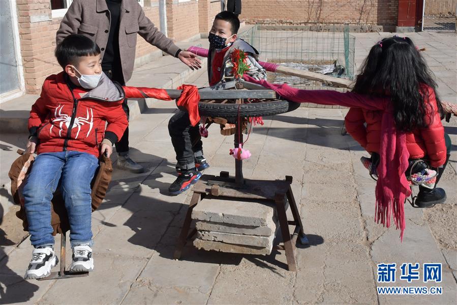 (圖文互動)“宅”出新境界!內蒙古一農民在家里造出游樂場