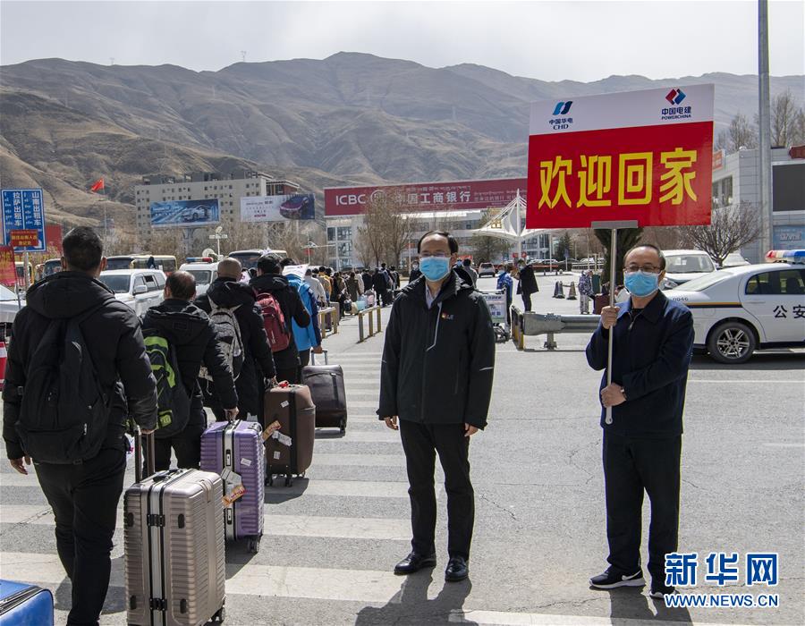 (聚焦疫情防控·圖文互動)(3)“我們也想著早日復工”——127名農民工乘坐包機返藏復工側記