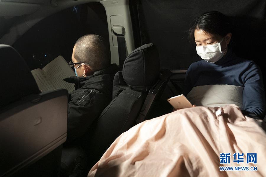 （一線抗疫群英譜&middot;圖文互動）（5）特寫：為節省10分鐘，這對醫護夫妻&ldquo;以車為家&rdquo;