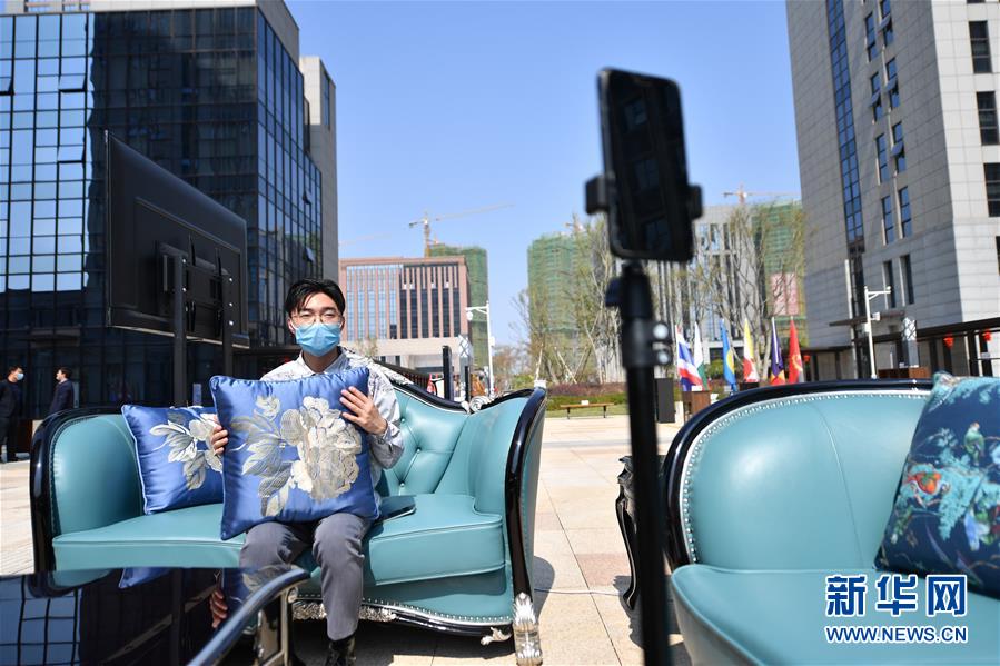 （圖文互動）（6）展會變直播 員工變網紅&mdash;&mdash;千億元家具產業別樣復工復產路