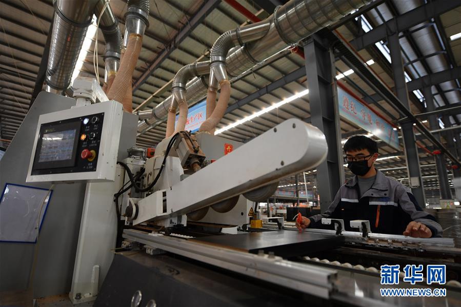 （圖文互動）（7）展會變直播 員工變網紅&mdash;&mdash;千億元家具產業別樣復工復產路