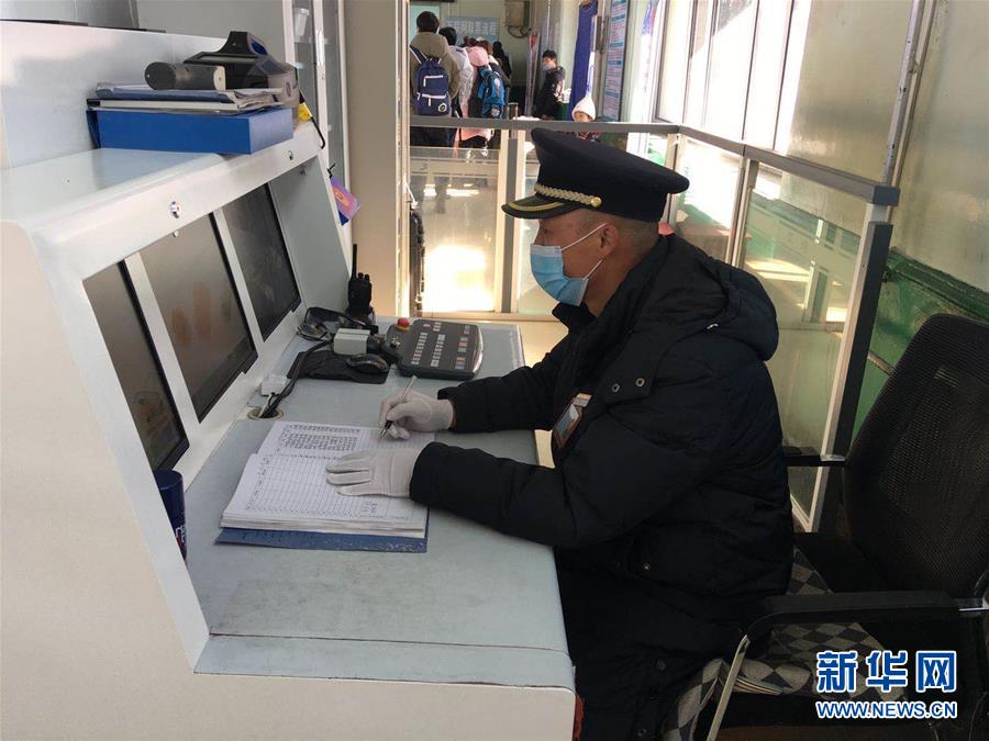 （新華網&middot;圖文互動）（1）疫情下，小站鐵路安檢員收獲10多萬粉絲