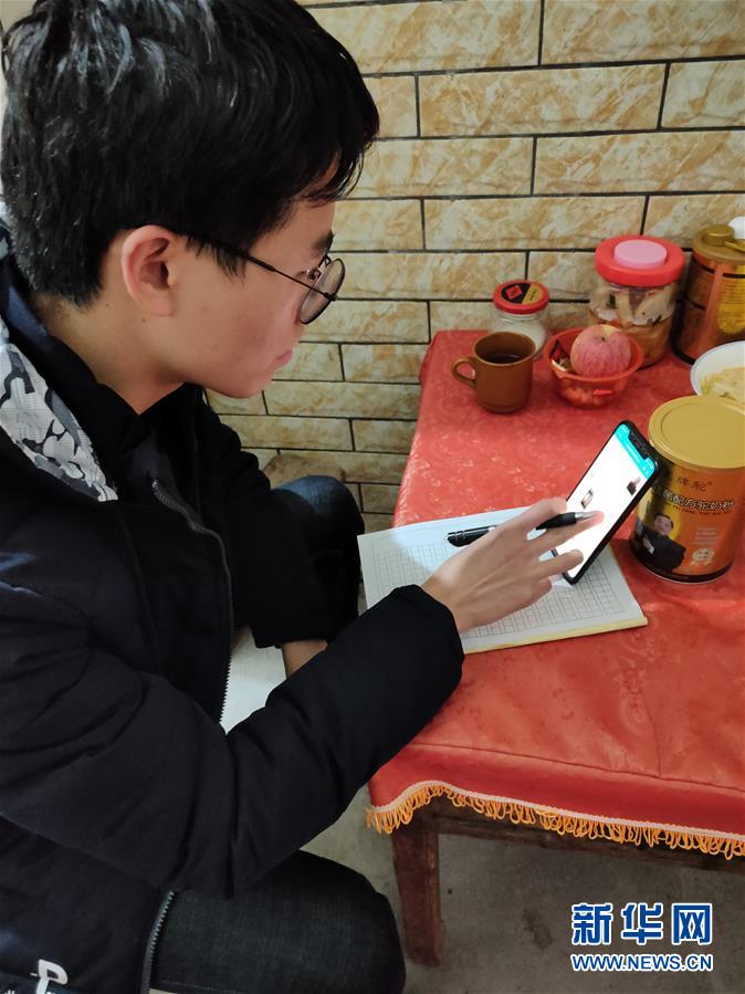 (新華網(wǎng)·圖文互動(dòng))(1)為“逆行者”后方護(hù)航,這些大學(xué)生的假期不一般