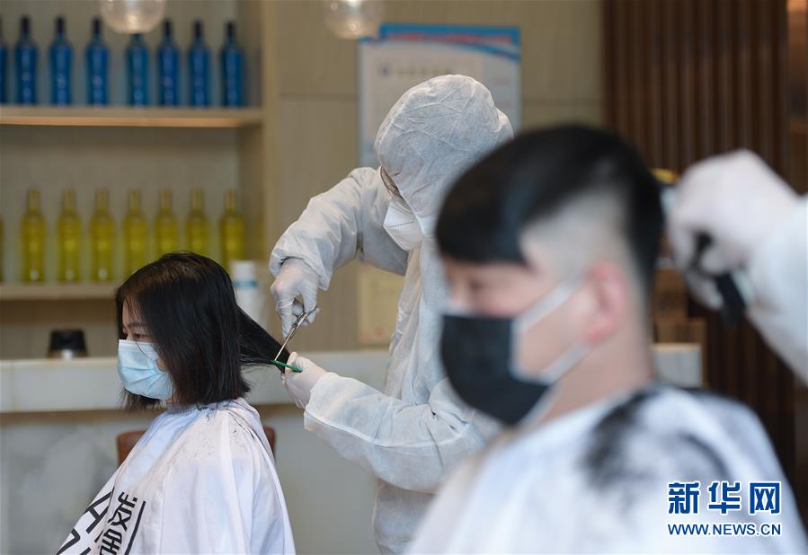 (新華全媒頭條·圖文互動)(8)守護天使 同心戰“疫”——各地多措并舉關愛一線醫務人員掃描