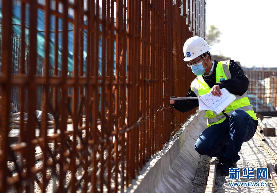 （一線抗疫群英譜&middot;圖文互動）（5）和時間搶生命&mdash;&mdash;記鄭州岐伯山醫院&ldquo;90后&rdquo;參建者梁少智