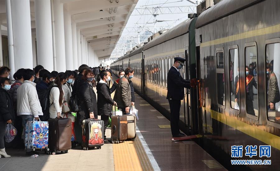 (新華全媒頭條·圖文互動)(2)暢通復(fù)工復(fù)產(chǎn)“生命線”——全國恢復(fù)正常交通運輸秩序