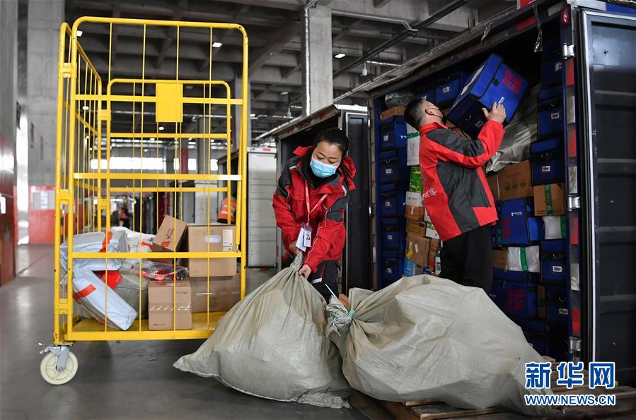 (新華全媒頭條·圖文互動)(11)暢通復(fù)工復(fù)產(chǎn)“生命線”——全國恢復(fù)正常交通運輸秩序