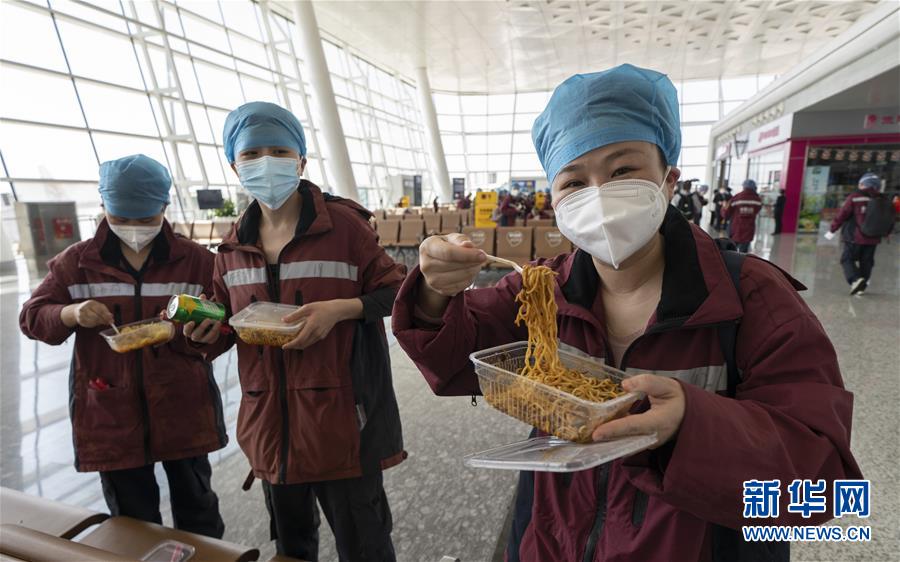 （新華全媒頭條&middot;圖文互動）（13）最美逆行者，武漢永遠(yuǎn)記得你！&mdash;&mdash;首批援鄂醫(yī)療隊返程紀(jì)實