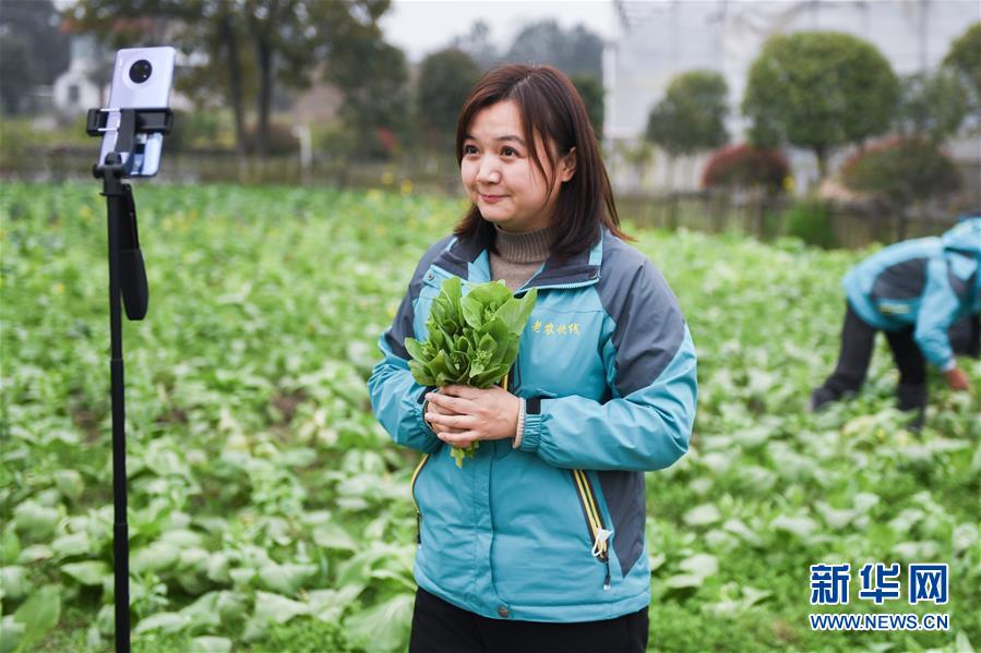 (中國經(jīng)濟(jì)新觀察·圖文互動(dòng))(1)“云端”上演新場(chǎng)景——新型消費(fèi)激活發(fā)展新動(dòng)能