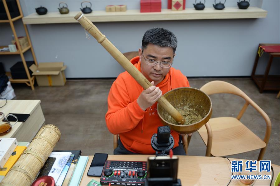 (中國經(jīng)濟(jì)新觀察·圖文互動(dòng))(2)“云端”上演新場(chǎng)景——新型消費(fèi)激活發(fā)展新動(dòng)能