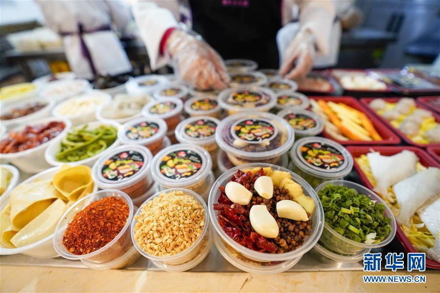 (中國經(jīng)濟(jì)新觀察·圖文互動(dòng))(5)“云端”上演新場(chǎng)景——新型消費(fèi)激活發(fā)展新動(dòng)能