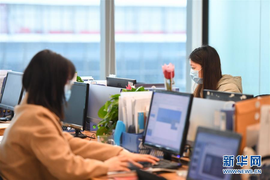 (在習(xí)近平新時(shí)代中國特色社會主義思想指引下——新時(shí)代新作為新篇章·習(xí)近平總書記關(guān)切事·圖文互動)(6)穩(wěn)住千家萬戶的“飯碗”——各地積極穩(wěn)就業(yè)化解疫情影響