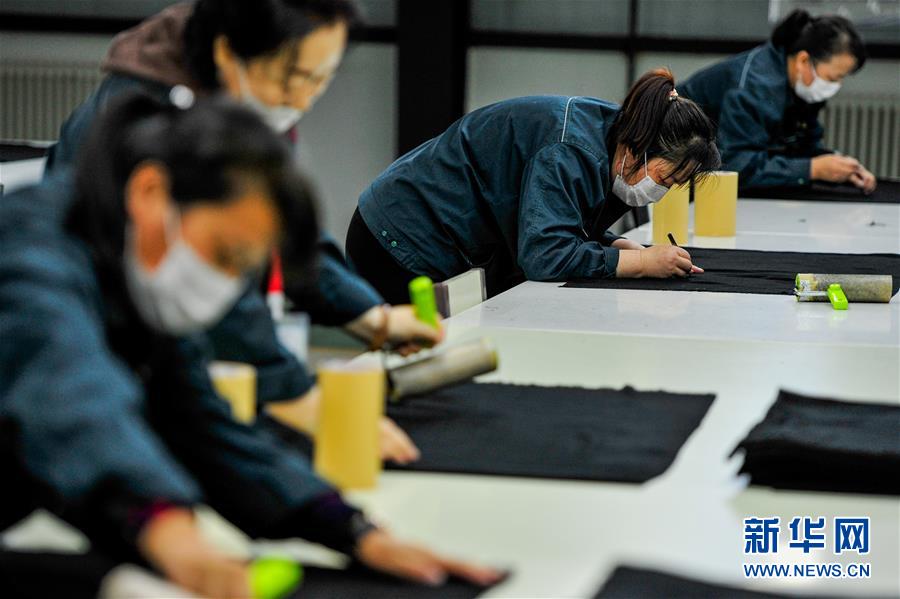 （在習(xí)近平新時(shí)代中國特色社會主義思想指引下&mdash;&mdash;新時(shí)代新作為新篇章&middot;習(xí)近平總書記關(guān)切事&middot;圖文互動）（7）穩(wěn)住千家萬戶的&ldquo;飯碗&rdquo;&mdash;&mdash;各地積極穩(wěn)就業(yè)化解疫情影響