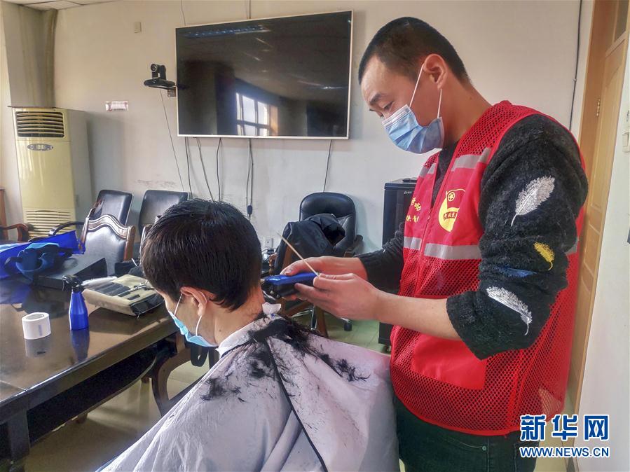 (一線抗疫群英譜·圖文互動)(2)“小小發屋”溢真情——新疆“90后”義務理發師馬國仁的故事