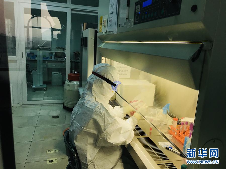 （習(xí)近平致敬的戰(zhàn)&ldquo;疫&rdquo;英雄&middot;科技工作者篇&middot;圖文互動）（3）他們，爭分奪秒與病魔較量