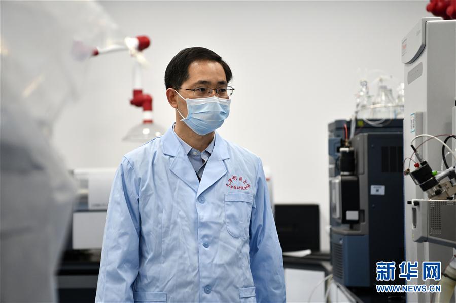 （習(xí)近平致敬的戰(zhàn)&ldquo;疫&rdquo;英雄&middot;科技工作者篇&middot;圖文互動）（6）他們，爭分奪秒與病魔較量