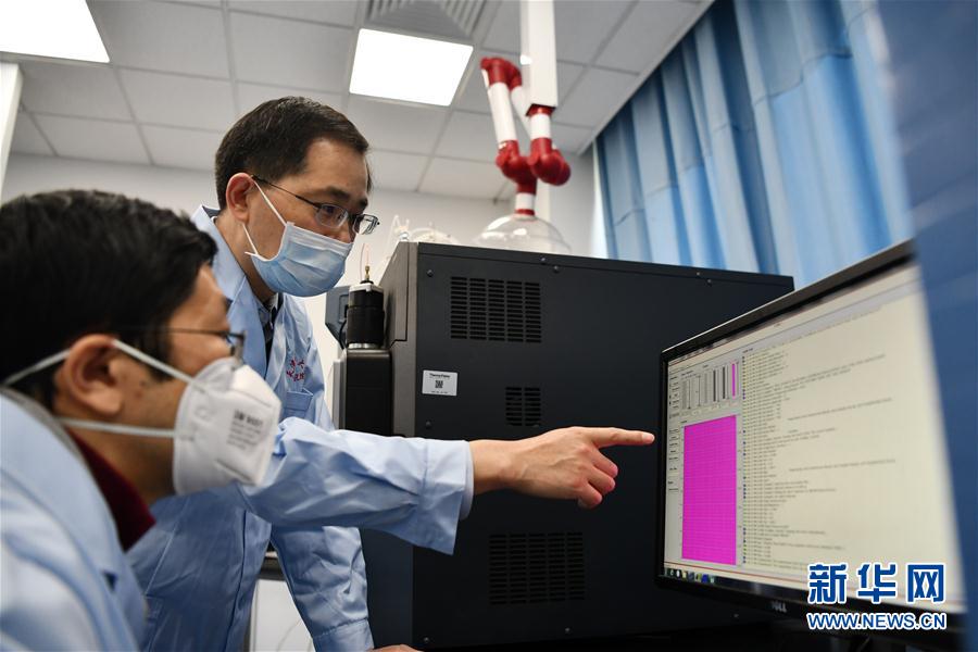 （習(xí)近平致敬的戰(zhàn)&ldquo;疫&rdquo;英雄&middot;科技工作者篇&middot;圖文互動）（7）他們，爭分奪秒與病魔較量